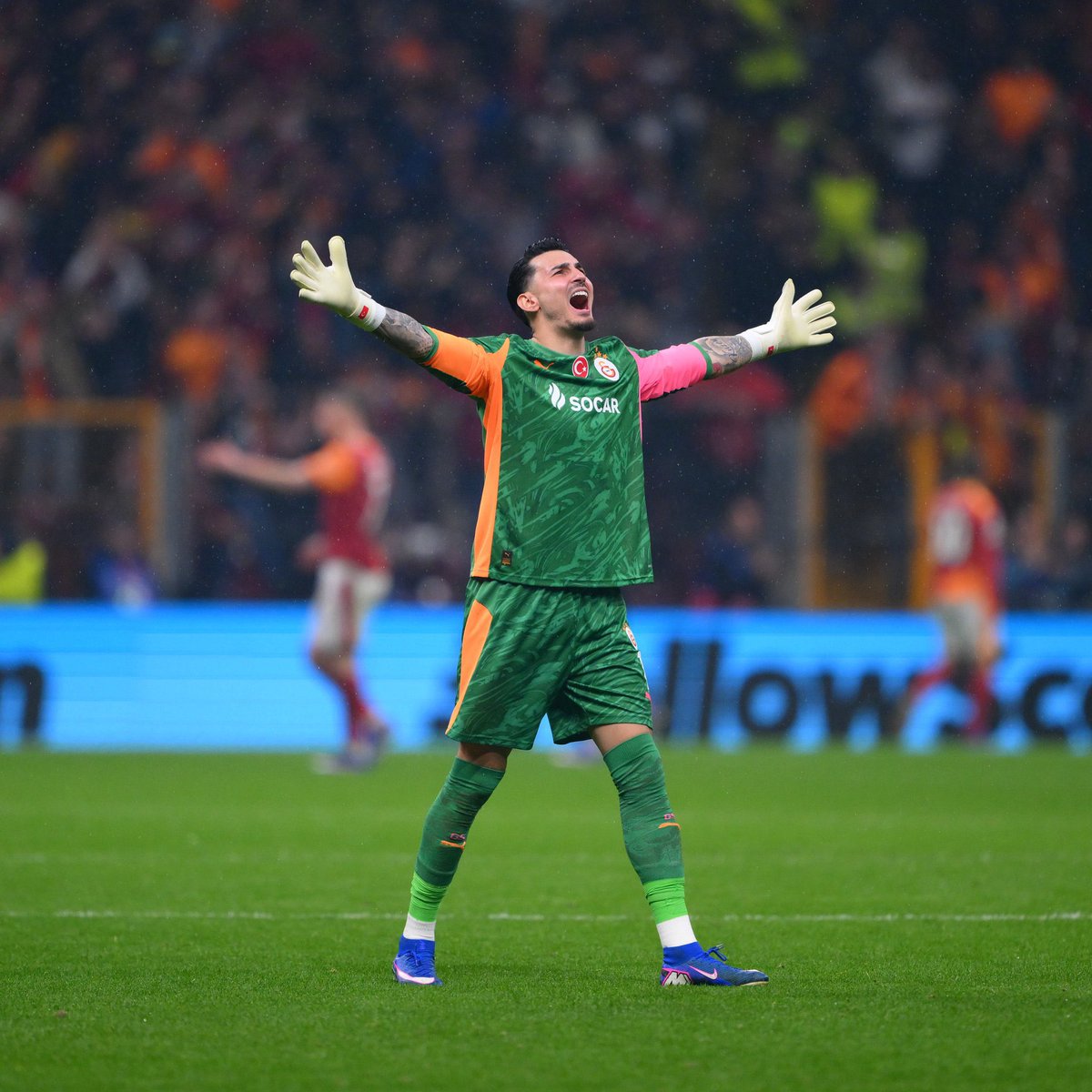 SoloGalaTr's tweet photo. Uğurcan Çakırı övme tweeti 😍 #JUVEvGS https://t.co/AfVbOTAV8G