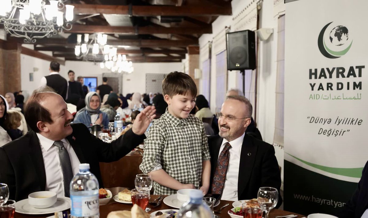 İyilik sofrasındayız. 

52 Yıldır iyilik ve yardım için çalışan, Türkiye’nin ve dünyanın her köşesindeki mazlumların ve ihtiyaç sahiplerinin gönlüne dokunan <a href="/hayratvakfi/">Hayrât Vakfı</a>’nin geleneksel iftarındaydık. 

Rabbim sayılarını arttırsın, bizleri de daima iyilikte buluştursun.