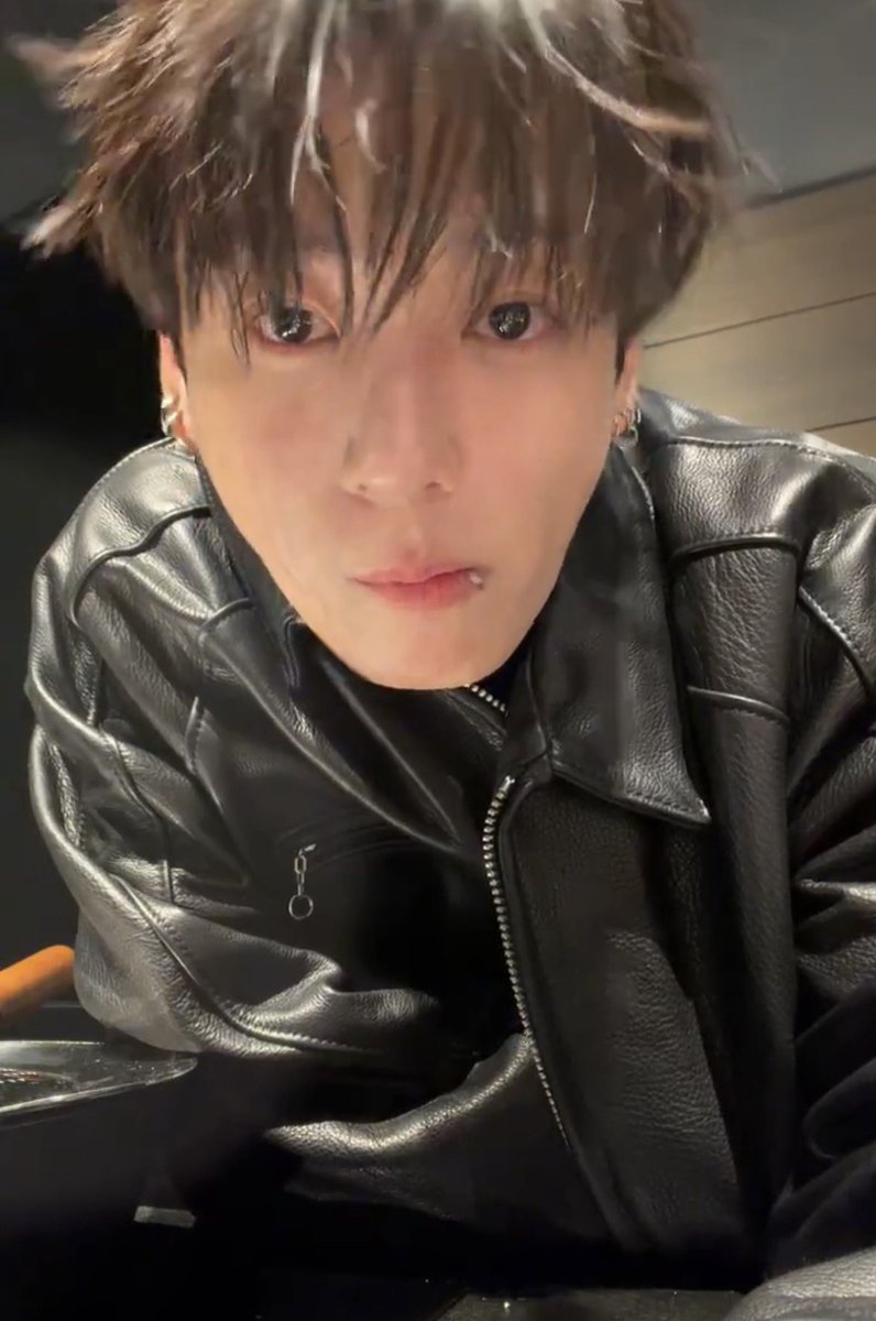InfoJungkookBR's tweet photo. 🐰 Quantas pessoas honestas você acha que existem neste mundo? De um a dez?
👤 Eu não acho que exista nenhuma.
🐰 Sério?
👤 Você é corajoso por dizer isso honestamente.
🐰 Eu continuo seguindo em frente.
👤 Sim, você é corajoso.
🐰 Isso tudo ainda está (na transmissão) ao vivo, eu só quero ser honesto com os fãs.
🗣️: Sim, muito bem.
🐰 Minha empresa não é ruim, eu sou muito grato por eles sempre cuidarem de nós lá. Eu gosto da minha empresa. As pessoas que trabalham lá são realmente boas. Sinceramente, se não fosse pela empresa, eu diria muito mais… mas… espera, se eu disser isso, vai dar a impressão de que a empresa é ruim? Não, não, a empresa não é ruim! Eles são realmente bons!