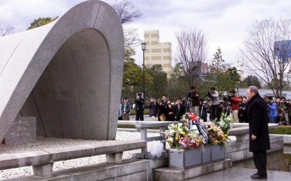 FSoldadodeIdeas's tweet photo. #Fidel durante su visita a la ciudad de Hiroshima, en Japón, deposita una ofrenda floral ante el monumento a las víctimas del bombardeo nuclear norteamericano ocurrido en agosto de 1945, el 3 de marzo de 2003

https://t.co/tmKApfuF0Q
#100AñosConFidel #Cuba #FidelCastro https://t.co/1R5SrqiETw