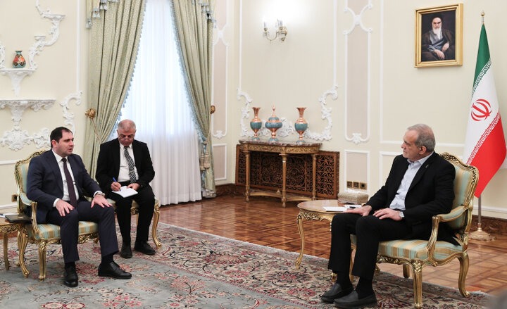 Pezeşkiyan, üst düzey Ermenistan askeri heyetini kabul etti 

bolsohays.com/haber-158529/p… #bolsohays