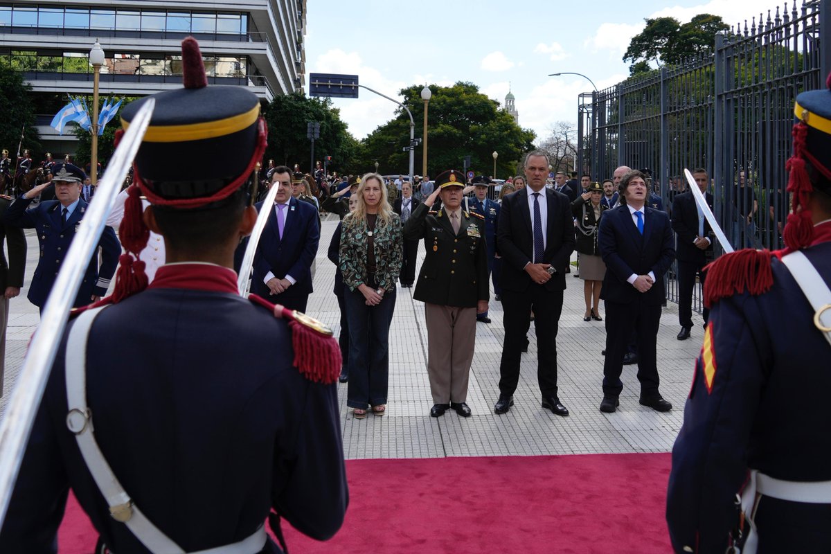 El Presidente Javier Milei encabezó el acto en homenaje por el 248° aniversario del natalicio del General José de San Martín.

El mandatario colocó una ofrenda floral en el monumento al Libertador ubicado en la plaza San Martín, en el barrio de Retiro.

Estuvo acompañado por la