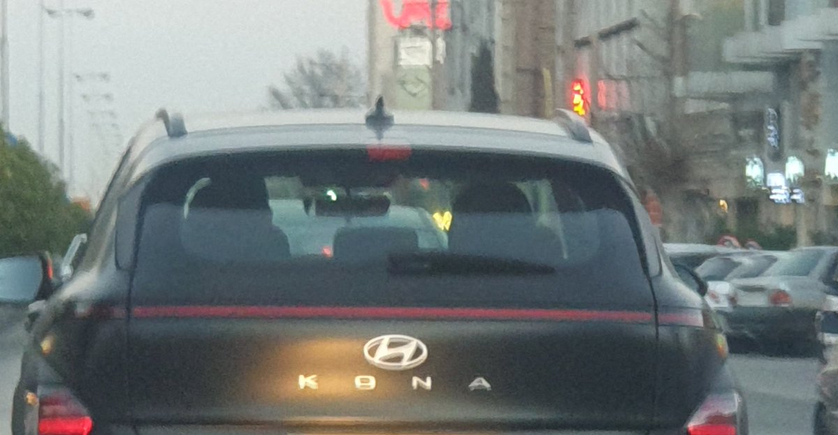 ماشینت چی هست؟
هوندا
چه مدلی؟
مدل کونا
وارد کننده فکر نمیکنه این اسم تو ایران مشکل داره
حداقل عوضش میکردی