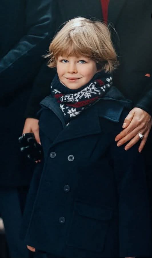 У част рођења ЊКВ Принца Стефана, тада најмлађег Карађорђевића, пре 8 год, на данашњи дан, радосну вест грађанима Београда саопштило је 49 звона са Храма Светог Саве, која су по први пут звонила једним оваквим поводом.
Многаја лета Ваше Краљевско Височанство Принче Стефане!
🇷🇸👑