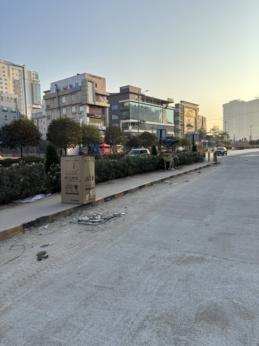 imgopalbhargav's tweet photo. @CoreenaSuares2 @MC_Cyberabad @NewsMeter_In @ParasaRajeswari Check my tweets. I informed them multiple times and even raised a complaint on ghmconline app, couple of months back. Nothing changed. Its on the main road of Khajaguda, on the way to ORR. @MC_Cyberabad  what change are we talking about? https://t.co/AxF1epZvX8