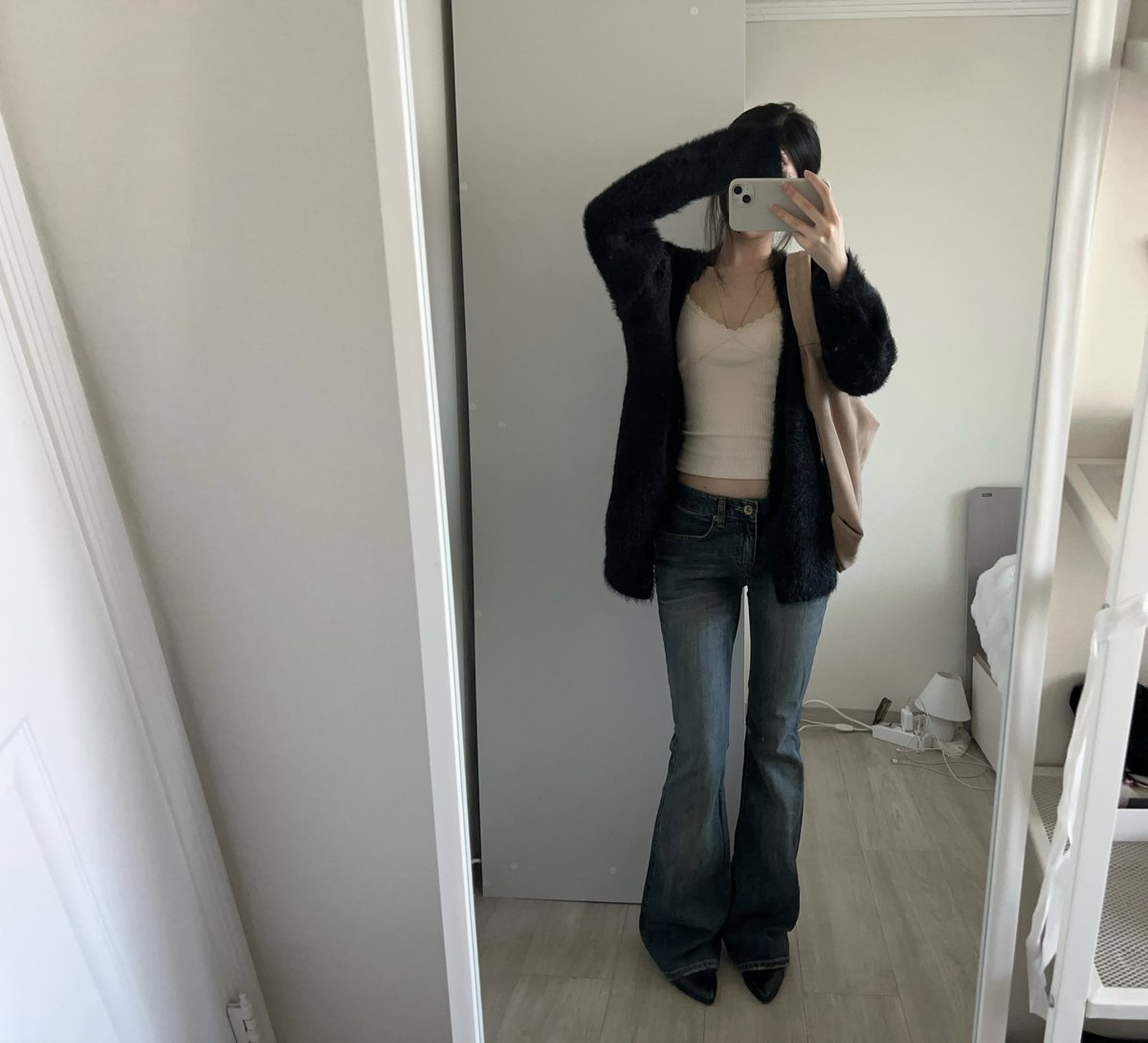 keeemzyz's tweet photo. 봄코디 생각하기 커찮을 때
그냥 요 나시에 아무 가디건이나 입음댐  🦢🤍🕊️

파짐은 보시다시피 심하지만 ?
끈조절 가능해서 파임조절도 가능하답니댜 .. https://t.co/UJ8wvBg22p