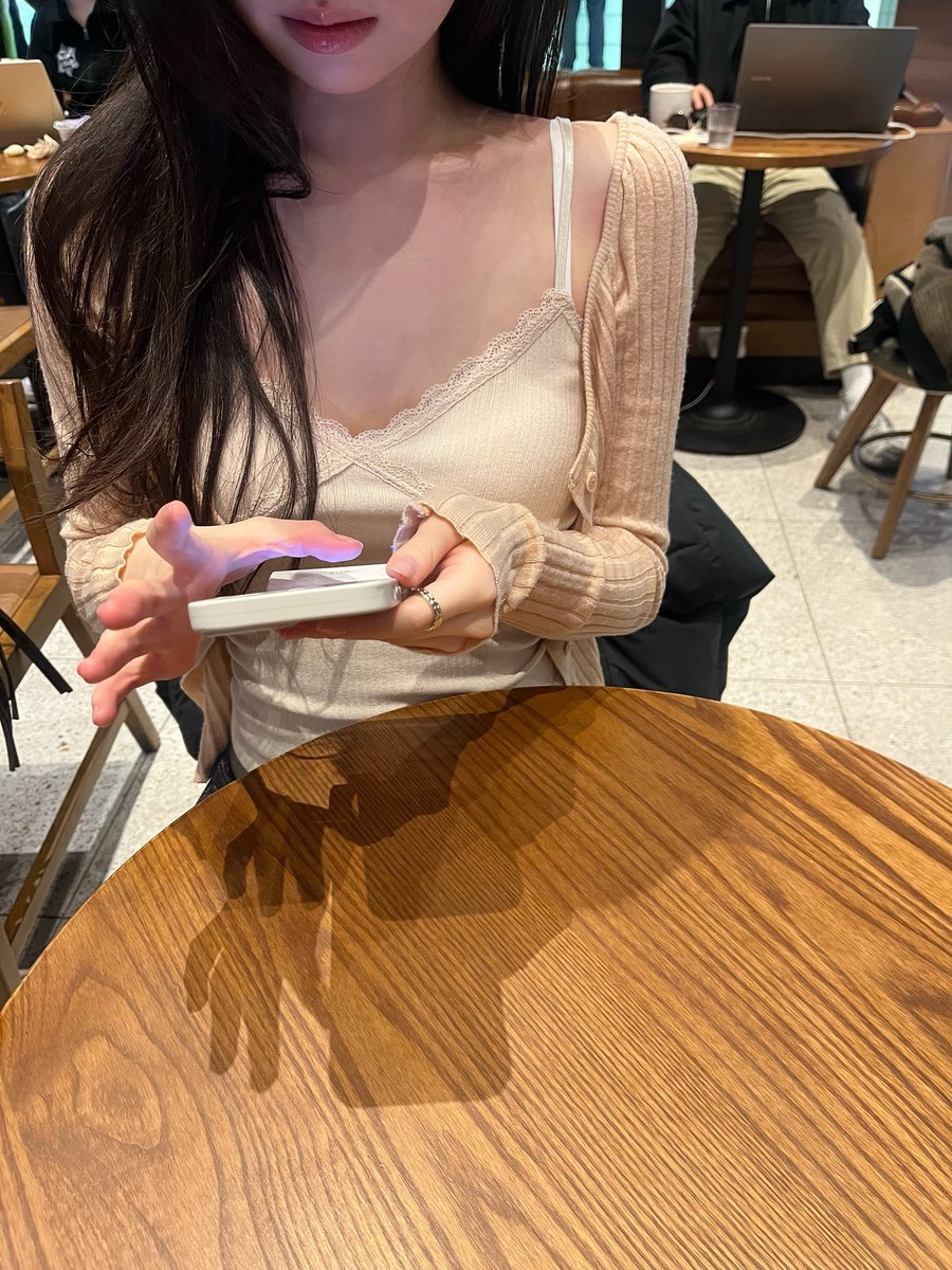 keeemzyz's tweet photo. 봄코디 생각하기 커찮을 때
그냥 요 나시에 아무 가디건이나 입음댐  🦢🤍🕊️

파짐은 보시다시피 심하지만 ?
끈조절 가능해서 파임조절도 가능하답니댜 .. https://t.co/UJ8wvBg22p
