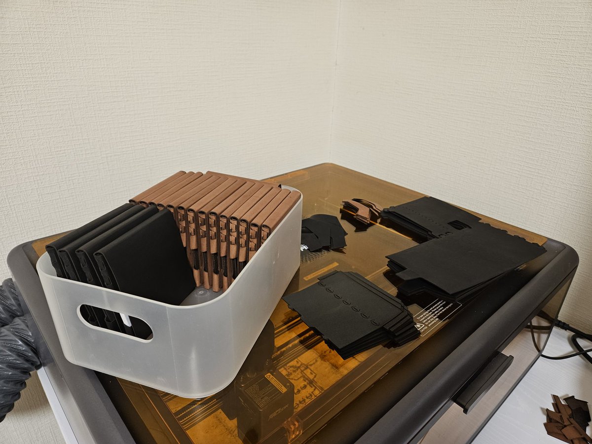 KAWAMURAKENJIRO's tweet photo. クラファンのリターン品は残り9個!明日中には生産を完了させたい!
#レザークラフト
#leathercraft
#wingmaker
#UNIVERO https://t.co/L8TcAo8FQS