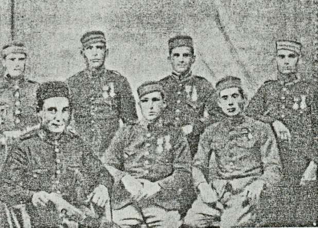 Enero de 1925: El #sargento Vivancos al frente de una hilera de "espectros" vestidos de soldado abandona Tikún tras meses de resistencia épica. Tikún ha sido evacuado, no rendido. Por este valor inaudito, el #sargento Vivancos recibió la Cruz Laureada de San Fernando en 1934.