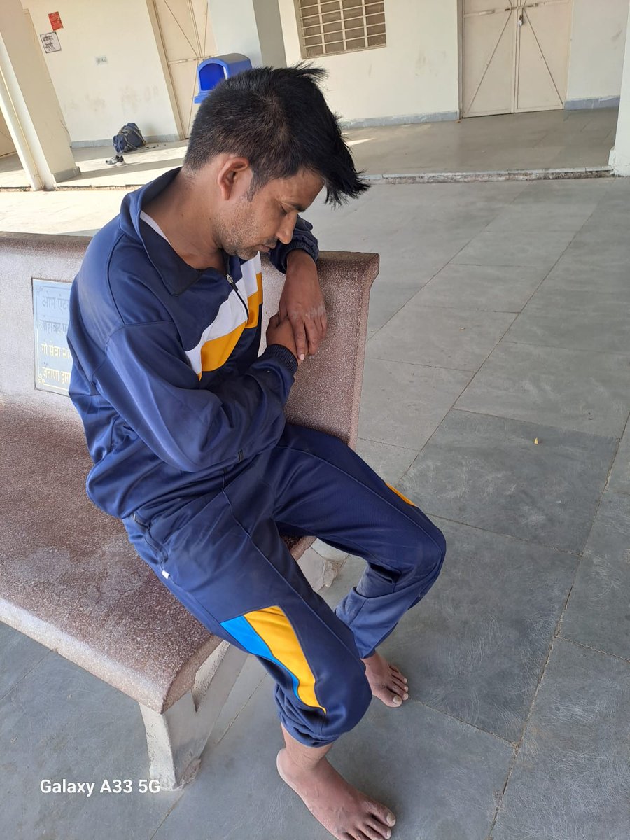 SangitaBishnoi_'s tweet photo. यह  लोहावट रेलवे स्टेशन पर रात 4 बजे से बैठा है और अपना नाम राकेश पीटीआई बता रहा है..
कोई साथी इन्हें पहचानता हो तो रेलवे स्टेशन लोहावट से संपर्क करे।। https://t.co/XcmSzxBx7Y