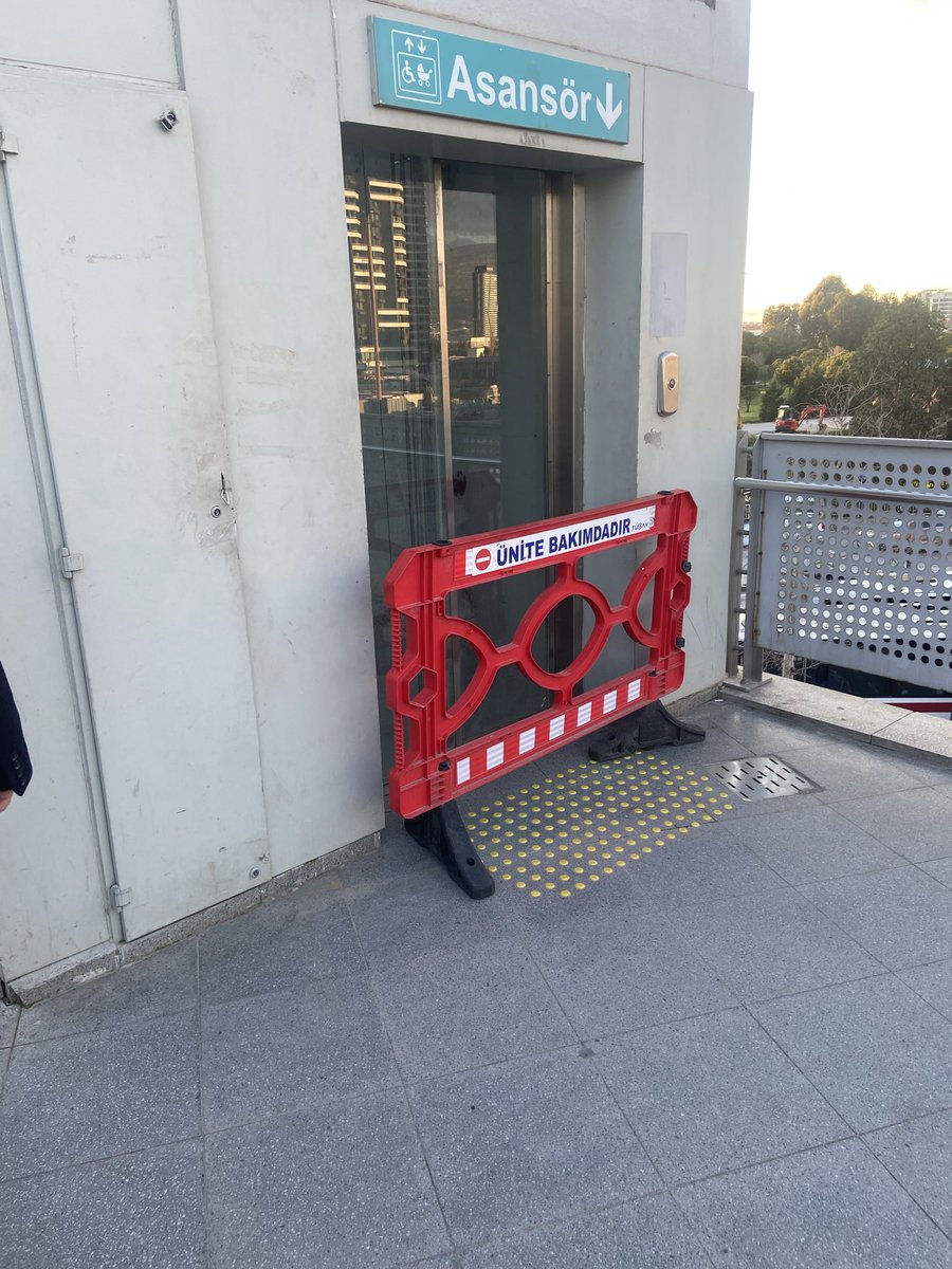 ahmethparildak's tweet photo. @uzunyolunkisasi Halkapınar 2 aktarma istasyonunda hem yürüyen merdiven hem asansör günlerdir belki de haftalardır çalışmıyor kalp hastaları var engelliler var bunların vebalini kim alacak https://t.co/B4Ox5kE4Ql