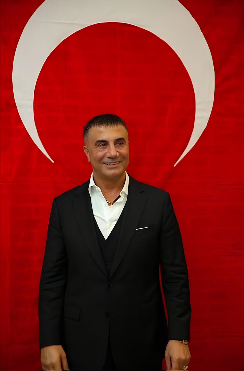 Rspbulten's tweet photo. Vatan fedailerine ya toprak altı, ya cezaevi, ya sınır dışı bu reva mıdır?  kaybettik, azizim; iyi insanları kaybettik. Karınca misali vatana çalışan adamları kaybettik.

Vatan sahipsiz değildir; sahipleri genelde sahipsizlerdir, karşılıksız sevenlerdir. İnandırdılar, azizim; vatanını her şeyden çok sevenleri kötü biri gibi, nankör gibi gösterip yolundan vazgeçirmeye, dışlatmaya...

Bu sefer olmaz, vallahi olmaz! Yoktur gönlümün, vicdanımın razılığı. Aksın kanım, kurusun işe yaramaz bedenim eğer ki haksızlığın karşısında susuyorsa. Kopsun şeytanlaşmış dilim!

Bu sefer olmaz, olamaz. Vatanın fedaileri toprak altına uğurladıktan sonra doğrular söylenip arkasından “Yanıldık, hata ettik.” denilmemeli.

Bu sefer doğruları kaybetmeden, yitirmeden görmeli. Bu sefer yanlışların arkası değil, doğruların arkası kalabalık olmalı. Yalnız başına değil, yolda kalabalık yürünmeli.

Bu sefer bizler umut beklemeden umut olmalı. Bu sefer vatan fedaisini sahipsiz bırakmamalı, sahip çıkmalı. @sedat_peker #SedatPeker #sedat_peker