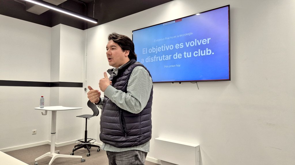 esportbase's tweet photo. @Pablo_Sala_M @esbs_sport #EnDirectoEB Es momento de ver aplicaciones prácticas: el CEO del @cdmalilla1969, @gabisalinas, explica cómo están usando aplicaciones y herramientas IA en la gestión de su club. https://t.co/oUx3wqgQFc