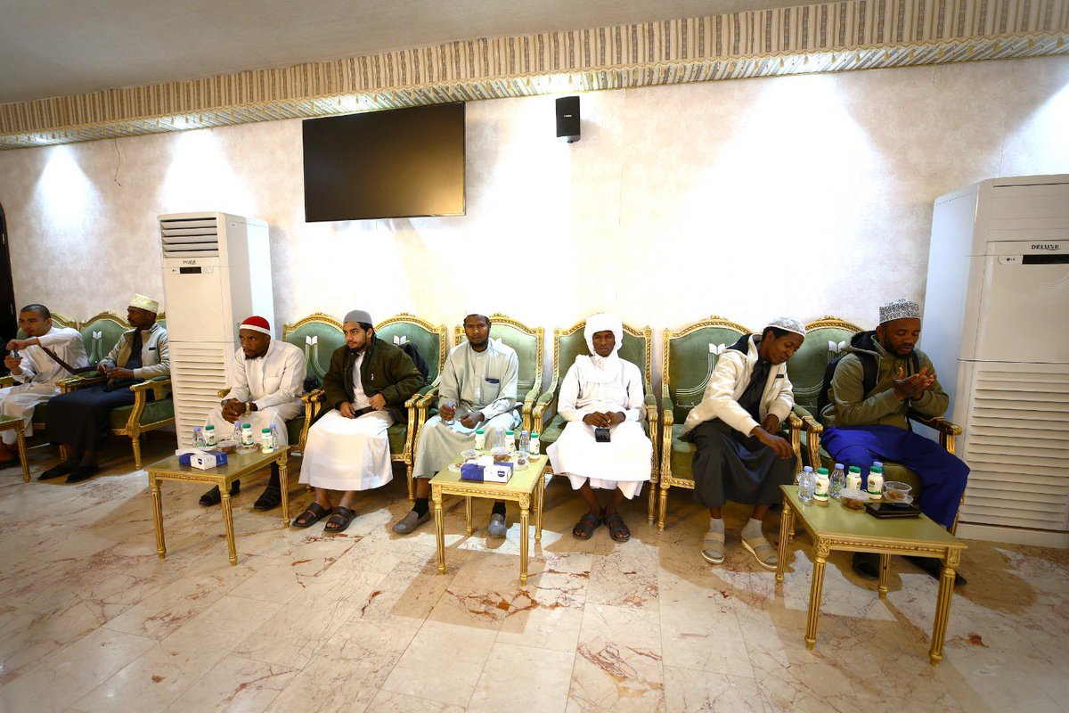 شارك رئيس #جامعة_الحدود_الشمالية أ.د.أحمد بن علي الرميح أبناءه الطلاب الدوليين مائدة الإفطار، في لفتة أبوية تجسد روح الأسرة الواحدة، وتعكس اهتمام الجامعة برعاية طلابها واحتضانهم، في أجواء رمضانية ملؤها الألفة والمودة.