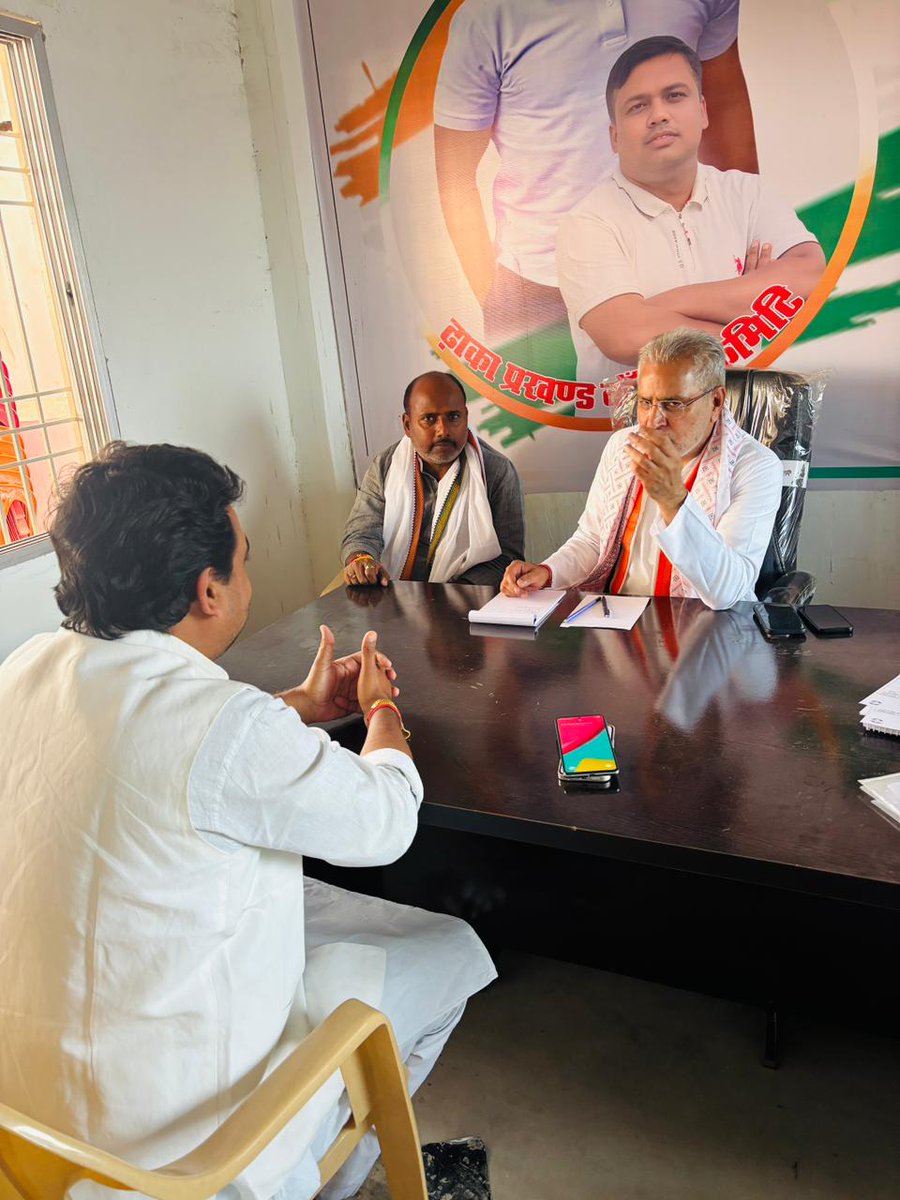 teamabhijit's tweet photo. संगठन सृजन अभियान के तहत माननीय AICC पर्यवेक्षक श्री हिम्मत सिंह पटेल जी ने पूर्वी चम्पारण के ढाका एवं चिरैया विधानसभा में कार्यकर्ताओं से वन-टू-वन मुलाक़ात कर जिलाध्यक्ष चयन हेतु फीडबैक लिया। https://t.co/OGFMfTKS7h