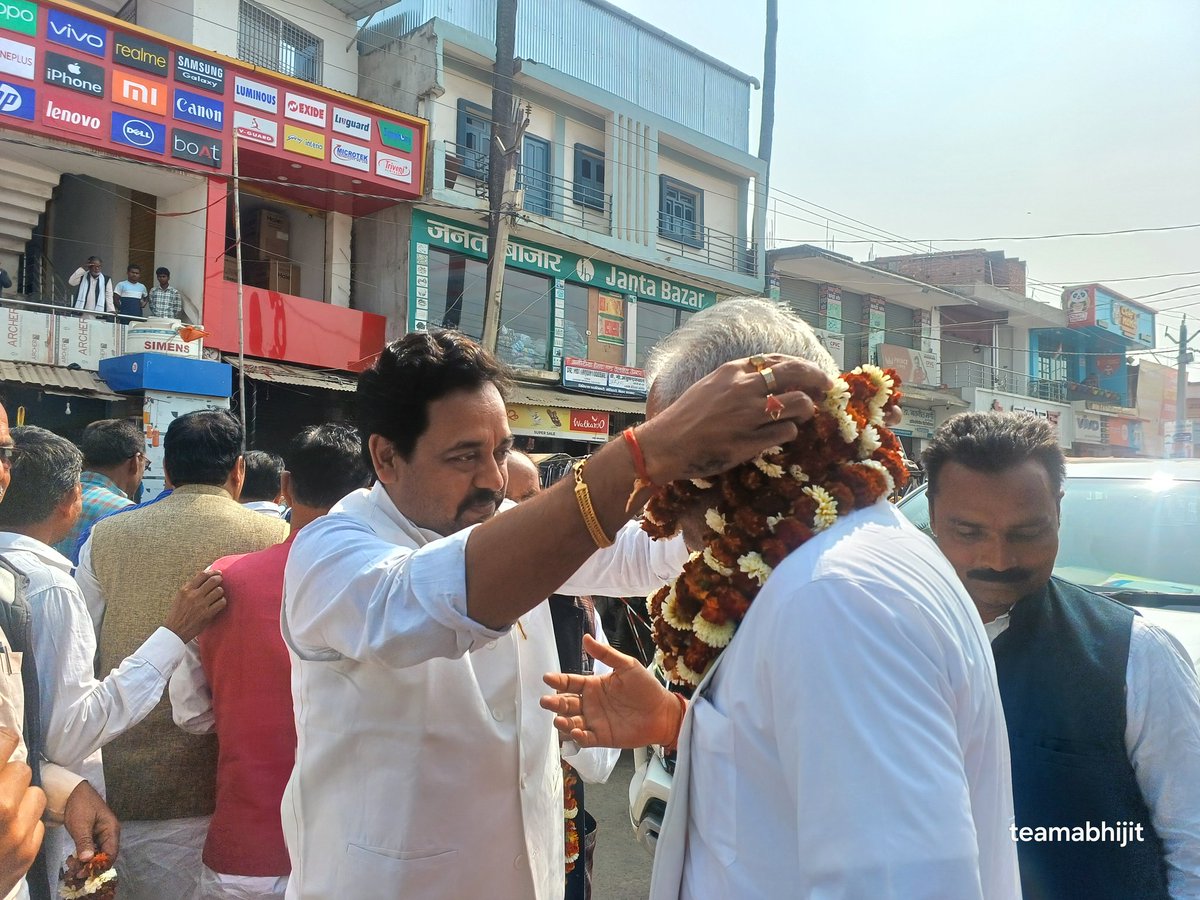 teamabhijit's tweet photo. संगठन सृजन अभियान के तहत माननीय AICC पर्यवेक्षक श्री हिम्मत सिंह पटेल जी ने पूर्वी चम्पारण के ढाका एवं चिरैया विधानसभा में कार्यकर्ताओं से वन-टू-वन मुलाक़ात कर जिलाध्यक्ष चयन हेतु फीडबैक लिया। https://t.co/OGFMfTKS7h