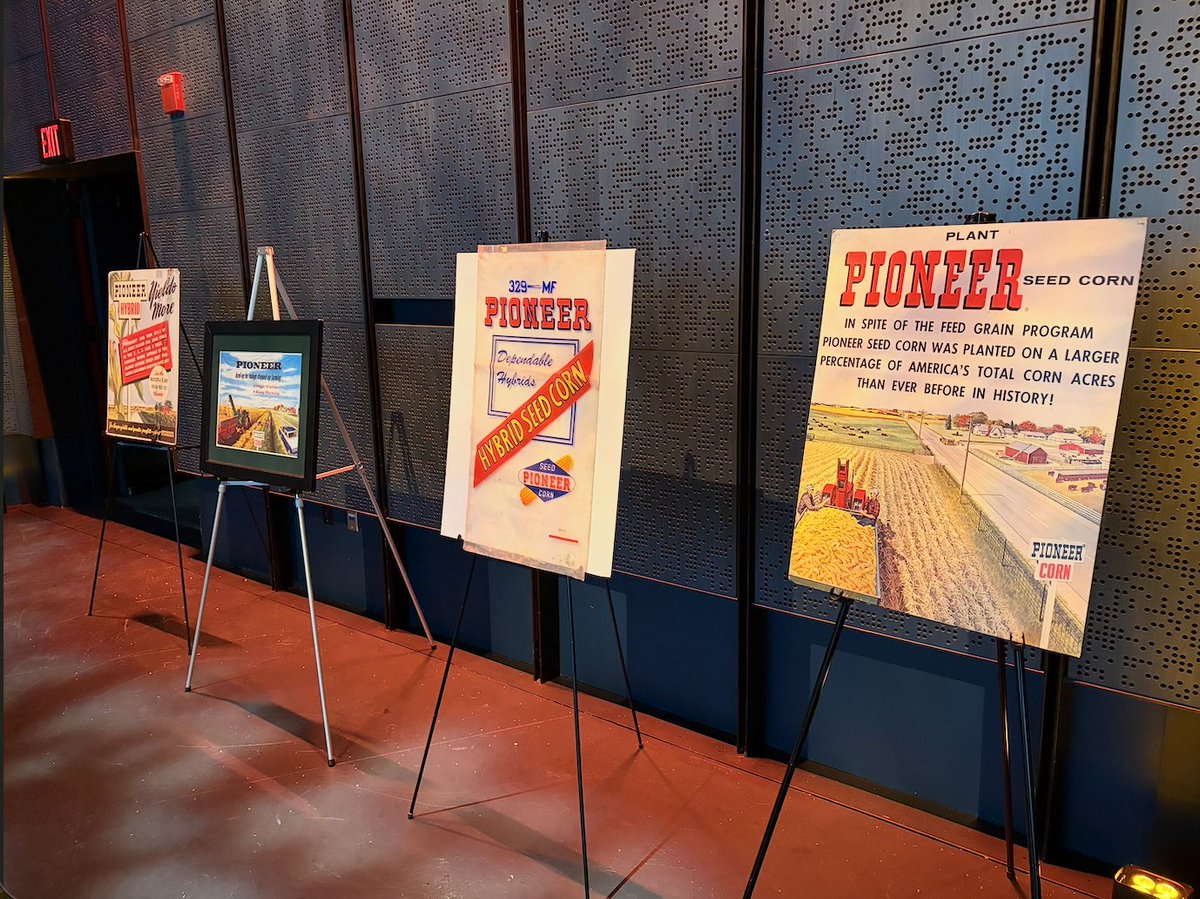 PioneerSeedsCA's tweet photo. Celebrating 100 years of Pioneer at @ComClassic with our #YieldHero25 and #YieldHeroEast winners!

#Pioneer100 https://t.co/gwUR6pYqQR