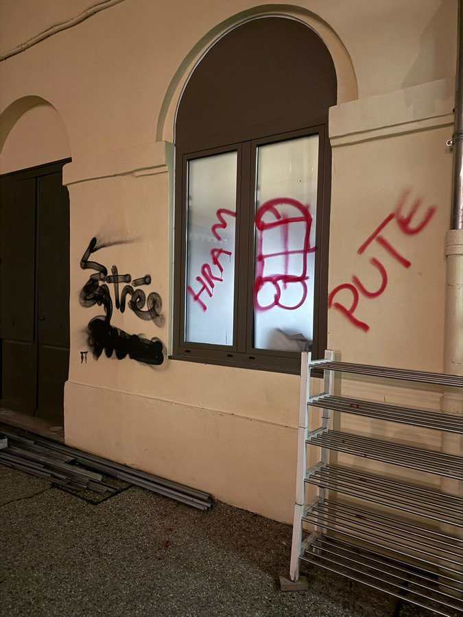 En 2 ans, c’est la 4ème fois que la mosquée Koba à #Lyon est attaquée par des néonazis.  

Croix celtiques, croix gammées, etc, : où est l’indignation face à ces violences d’extrême droite ?

L’attaque a eu lieu le 15 février, et le 21 il y a une marche néonazie en ville...