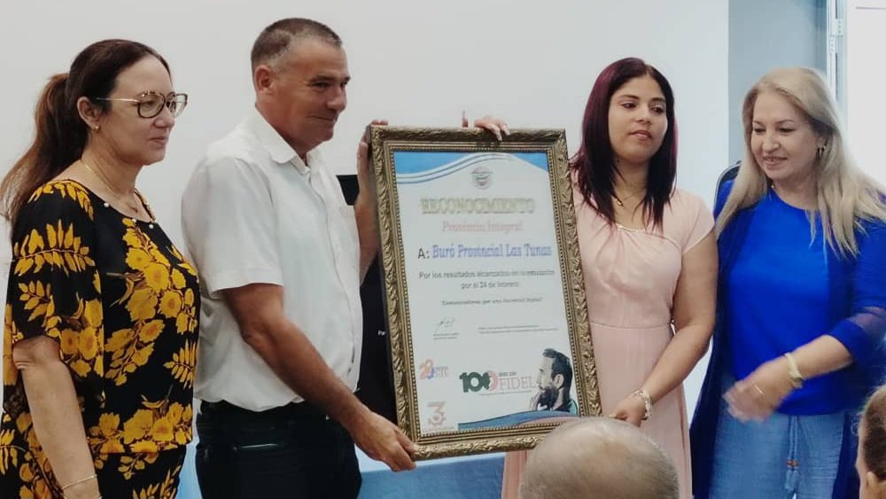 ETECSA_Cuba's tweet photo. Son los rostros de trabajadores orgullosos 🥹 de ver a sus territorios reconocidos con la bandera Proeza Laboral 🇨🇺 como parte de la Jornada del Comunicador.
#EtecsaConCuba 
#ComunicadoresDelCentenario https://t.co/gN106Uie5b