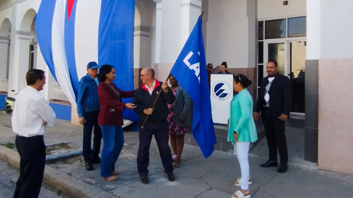 ETECSA_Cuba's tweet photo. Son los rostros de trabajadores orgullosos 🥹 de ver a sus territorios reconocidos con la bandera Proeza Laboral 🇨🇺 como parte de la Jornada del Comunicador.
#EtecsaConCuba 
#ComunicadoresDelCentenario https://t.co/gN106Uie5b