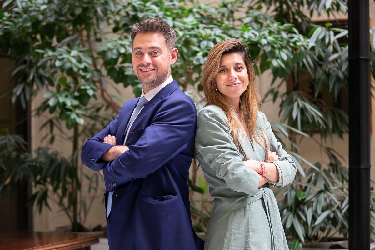 Esta mañana nos reunimos con Daniella Cicardini para unirnos a la denuncia presentada por Luis Mariano Rendón contra el Presidente electo José Kast por usar el escudo nacional en su banda presidencial. Esto es ilegal y la última vez que alguien la usó fue el dictador Pinochet.