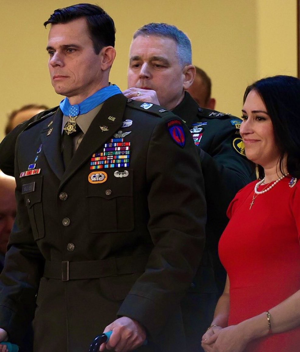 BlackLabelAdvsr's tweet image. Look at this absolute boss. This is Eric Slover, the guy who flew the Chinook to Maduro’s rooftop to ultimately arrest him and fly him back to NY. His leg is still recovering from four bullets.

Look at his wife’s eyes. Now that is pride!

What a patriot! 🇺🇸  Also, image fixed.