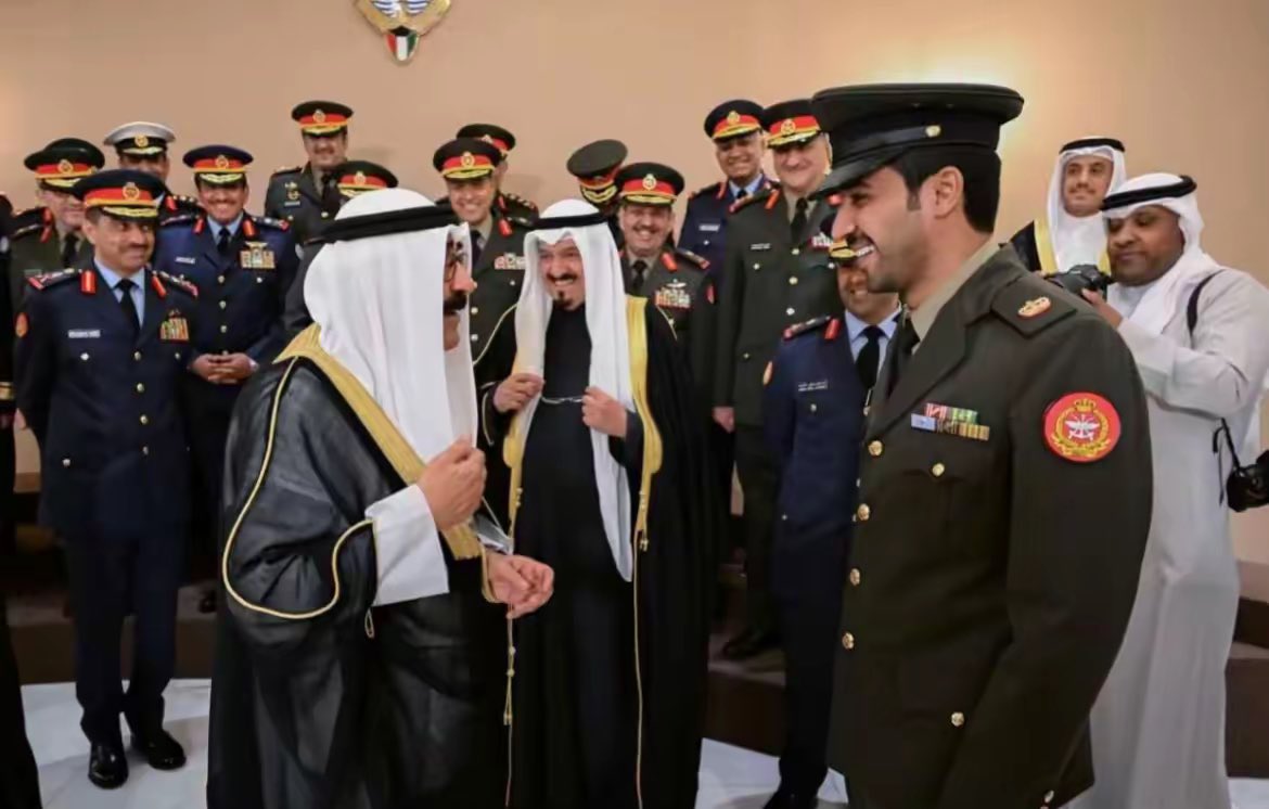 <a href="/dharialbogan/">ضاري  البوقان</a> 

شعارنا لـ الدين و لـ عز الخوي 
لا من صلفات المواقيف احتمن

حنا هل الميقاف والشعر القوي
وفي كل دولة عندنا شاعر وطن (: 

سامي العوني