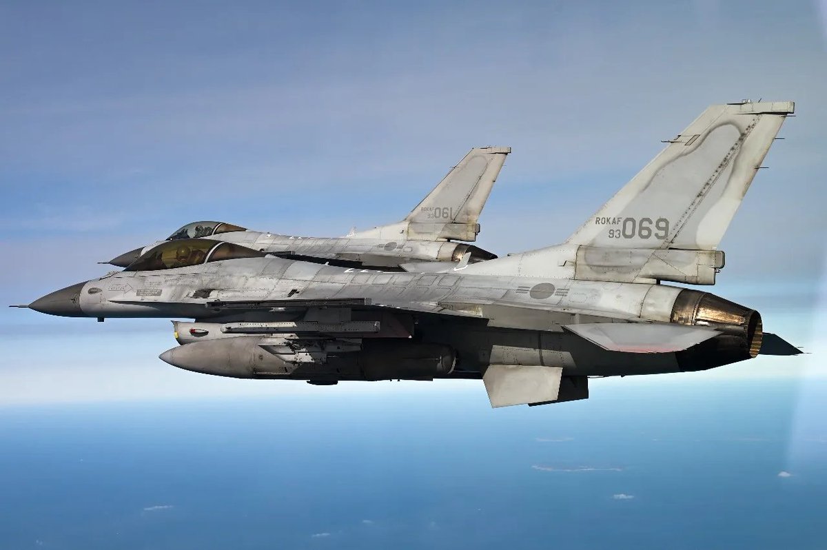 SiddiquiZadaa's tweet image. 🔴🔴South Korean Air Force F-16C crashed during a nighttime training flight near Yeongju.

The pilot safely ejected and was rescued unharmed. 
#F16Crash