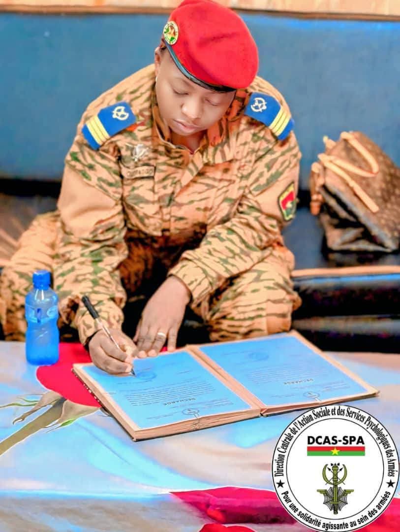 emmanutapsoba's tweet photo. #BurkinaFaso🇧🇫 : Le Capitaine #Arlette #Mathilda #OUÉDRAOGO, Directrice de la DCAS-SPA (Direction Centrale de l'Action Sociale et des Services Psychologique des Armées) https://t.co/zmVtXsTeBp