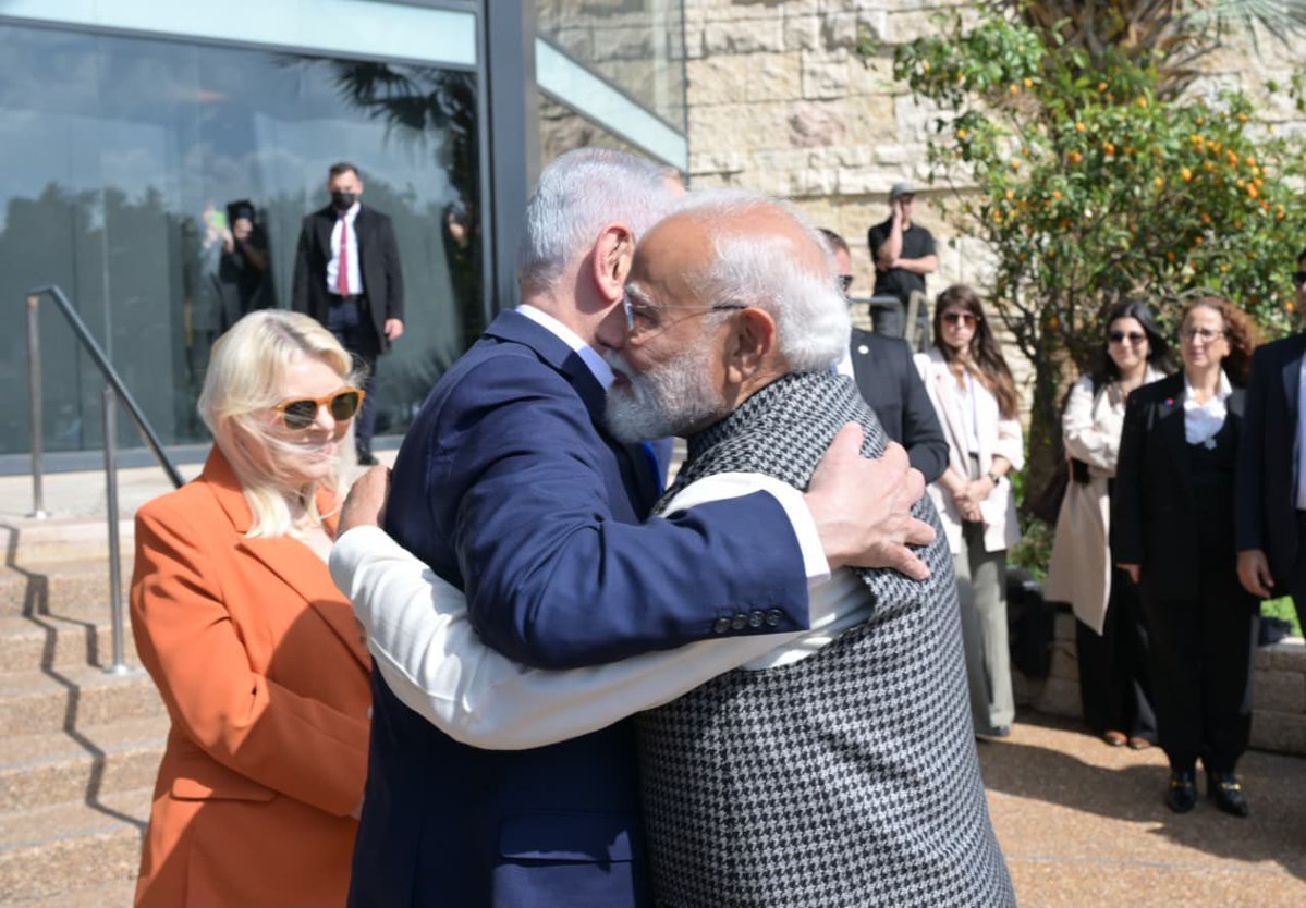mukesh1275's tweet image. पीएम मोदी जिस आत्मीयता से विश्व हस्तियों से गले मिलते हैं उसका अपने यहां परिहास किया जाता है इधर #Israel के पीएम #Netanyahu ने कहा कि #ModiHug दुनिया भर में मशहूर है और यह सिर्फ औपचारिकता नहीं, बल्कि सच्ची दोस्ती का प्रतीक है।