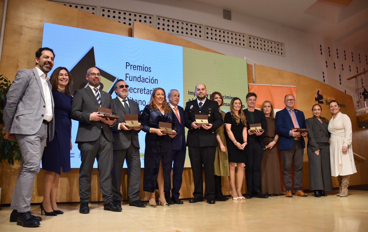 gitanos_org's tweet photo. @Yolanda_Diaz_ @_anaredondo_ @mvalerio_gu @DefensorPuebloE @SaraGimnez @empleo_SEPE @Fundacion_ONCE @policia @rtve @AQHT_TVE @UNavarra @e_bertelsmann 🏆 Con nuestros #PremiosFSG destacamos cada año la labor de personas, entidades o instituciones que promueven el avance en la inclusión social y la igualdad de oportunidades del pueblo gitano. 
Mas información: https://t.co/sQPBob10EG https://t.co/pzlQyuqBIZ