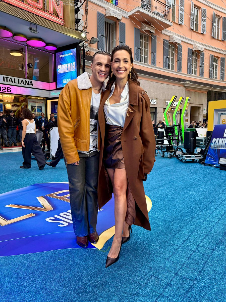 caterinabalivo's tweet image. Che puntata ♥️ grazie a tutti a domani. Io continuo qui a fare foto con un pubblico super caloroso 😜  #lavoltabuona