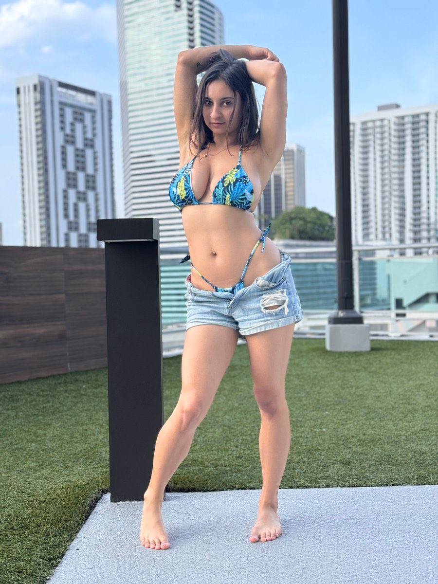 Hailey Rose tweet media