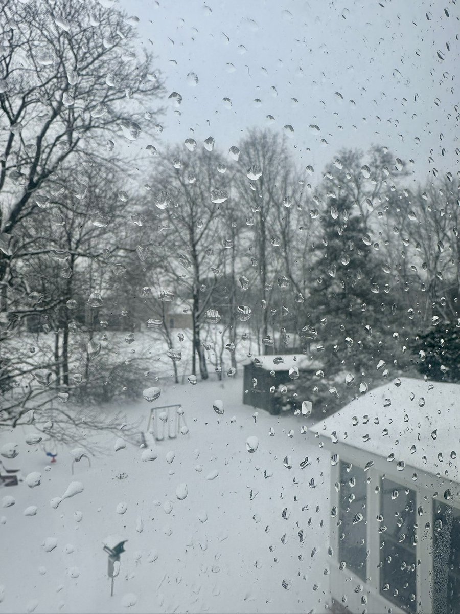 SanaKrn's tweet image. That feeling when the world outside is a blurred watercolor painting. #WinterVibes #CozySeason #SnowDay