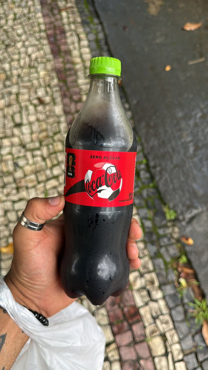 fbsantos1's tweet photo. @CocaCola_Br pelo amor de Geová, demite o estagiário que sugeriu de trocar a tampa preta da coca zero açúcar para a mesma cor da coca cola original e colocar em letras miúdas no rótulo “zero açúcar” ser humano é visual a tampa preta facilitava muito nossa vida, volte para ela ❤️ https://t.co/GQTo6VcNgs