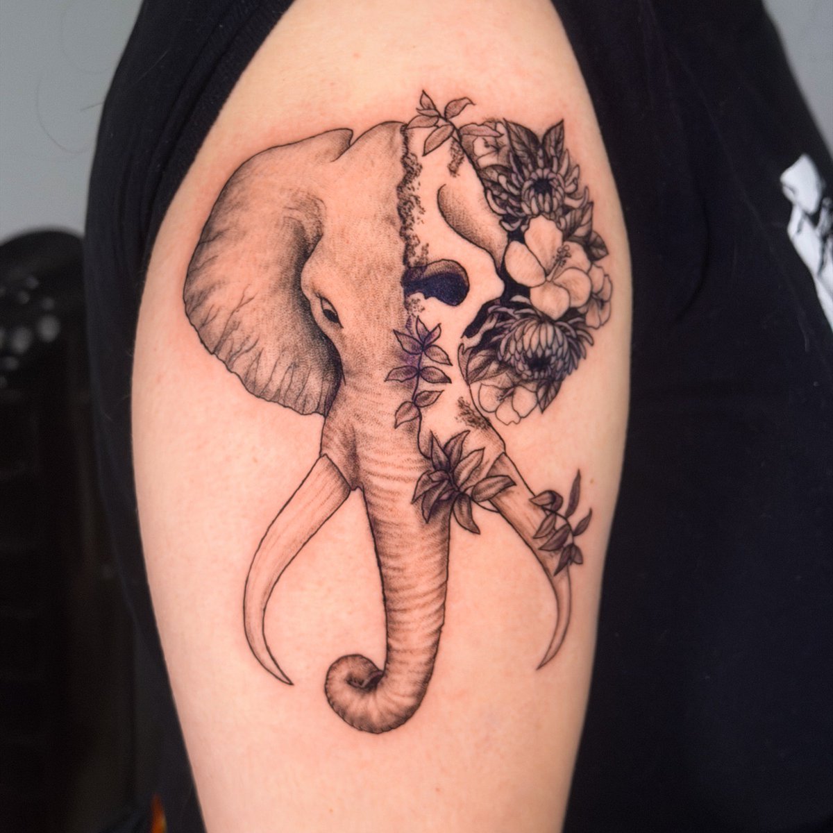 I’m in love with this one! #tatt #tattoo #tattooedgirls #inkedgirls #floral #blackandgraytattoo