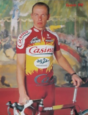 El cumpleañero de hoy es otro ciclista que "venía del frío": Artūras Kasputis. En carrera siempre se concentraba al máximo; cuando posaba para la foto oficial, algo menos.