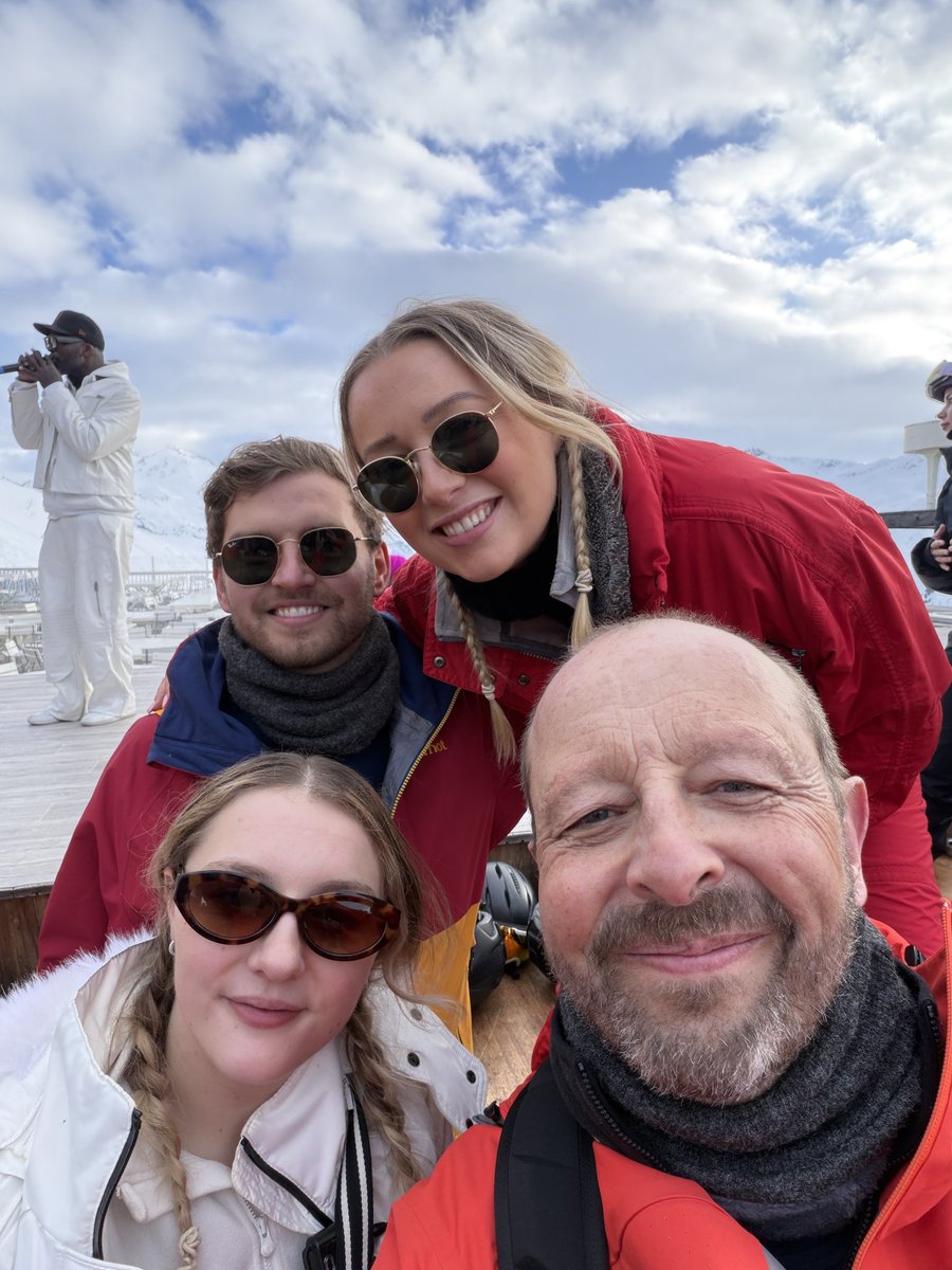 jumpjim's tweet image. Le Rond Point (“Ronnies”) in #Meribel is a great place to finish a days skiing 😎

#skiing #apresski