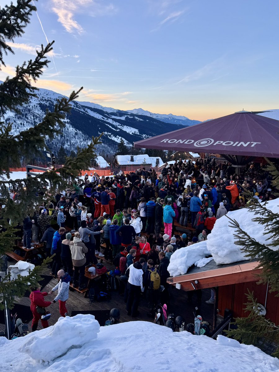 jumpjim's tweet image. Le Rond Point (“Ronnies”) in #Meribel is a great place to finish a days skiing 😎

#skiing #apresski