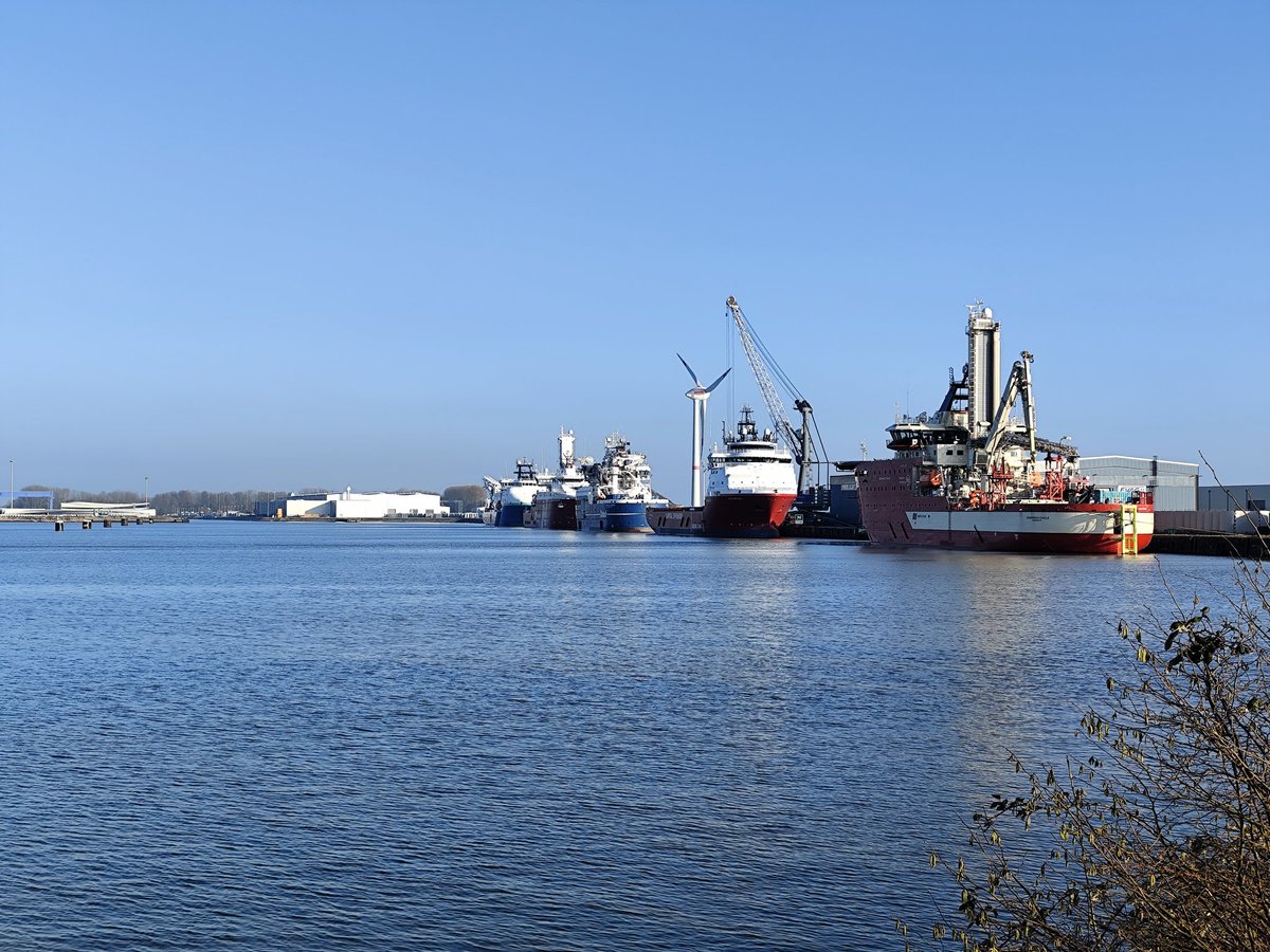 Blauer Himmel und blaues Wasser. Ostfriesland ist einfach ein schönes Stück Land. Endlich mal wieder eine etwas längere Tour mit dem Rad. Seit Wochen das erste Mal wieder. Waren aber nur knapp 30 km.