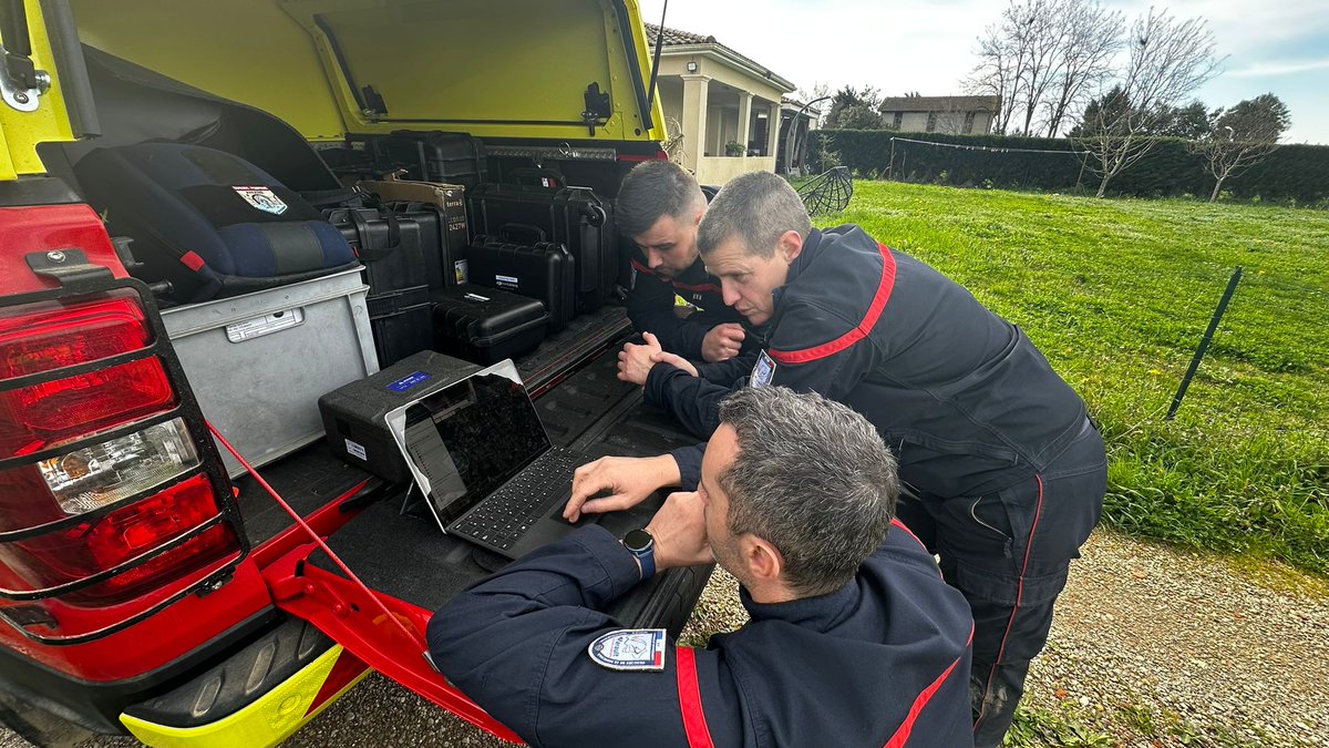 SecCivileFrance's tweet photo. #Intempéries | Après le passage de la tempête Nils et des inondations ayant touché le Lot-et-Garonne, les sapeurs-sauveteurs du 4e RIISC et les sapeurs-@pompiersdugard et @PompiersHerault interviennent aux côtés des agriculteurs.

🎯Objectifs :
- Tronçonnage sur des parcelles de vignes🍇
- Débâchage de serres
- Démontage des arceaux et remontage🛠️
- Pompage léger 

🧑‍🚒Au total, 89 personnels ont pris en charge 21 chantiers pour permettre la  reprise rapide des activités agricoles, réparer les installations des  exploitations et sauver des récoltes 🌽

✊La Sécurité civile se mobilise sans relâche aux côtés des habitants sinistrés.