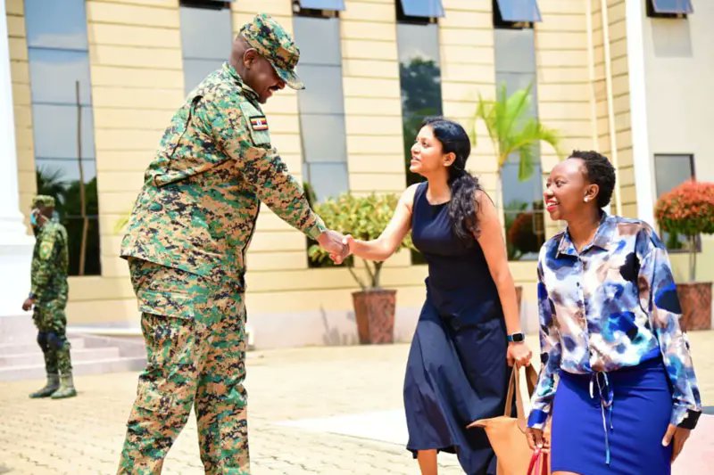 flashfmrw's tweet image. Umuhungu wa perezida wa #Museveni Gen Muhoozi #Kainerugaba usanzwe ari umugaba mukuru w'ingabo z'igihugu, yakiriye Charlene #Ruto ,umukobwa wa perezida William #Ruto wa #Kenya. Ibyo baganiriye ntibirajya ahagaragara. Muhoozi w'imyaka 51 yakiriye Charlene wa 33 mu biro bye Kpla