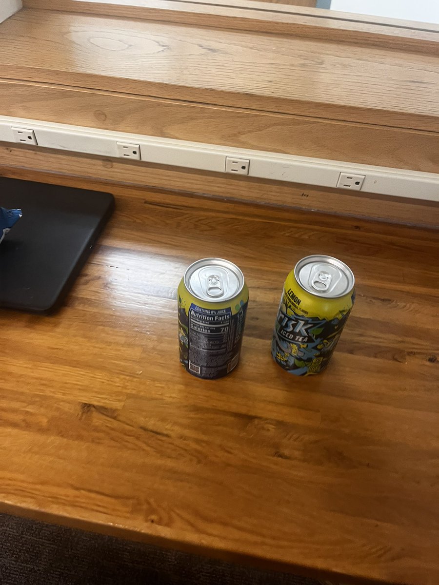 jeseric1's tweet photo. I love my campus vending machine that don’t work that gives me one for free https://t.co/vfCOuG68J1