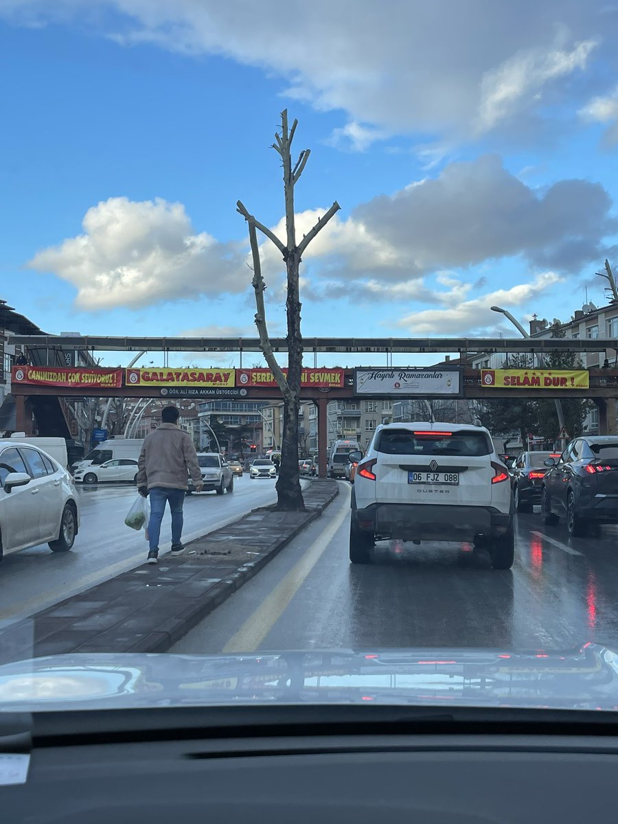 mesutaltiok's tweet photo. @keciorenbeltr @keciorenbasin 
Bu GS pankartlari asmak normal mi? Ben bir Fenerbahçeli olarak asilmasini istemiyorum 😡 bu pankartlarida gormek istemiyorum!!! https://t.co/ZMrWebe9Uk