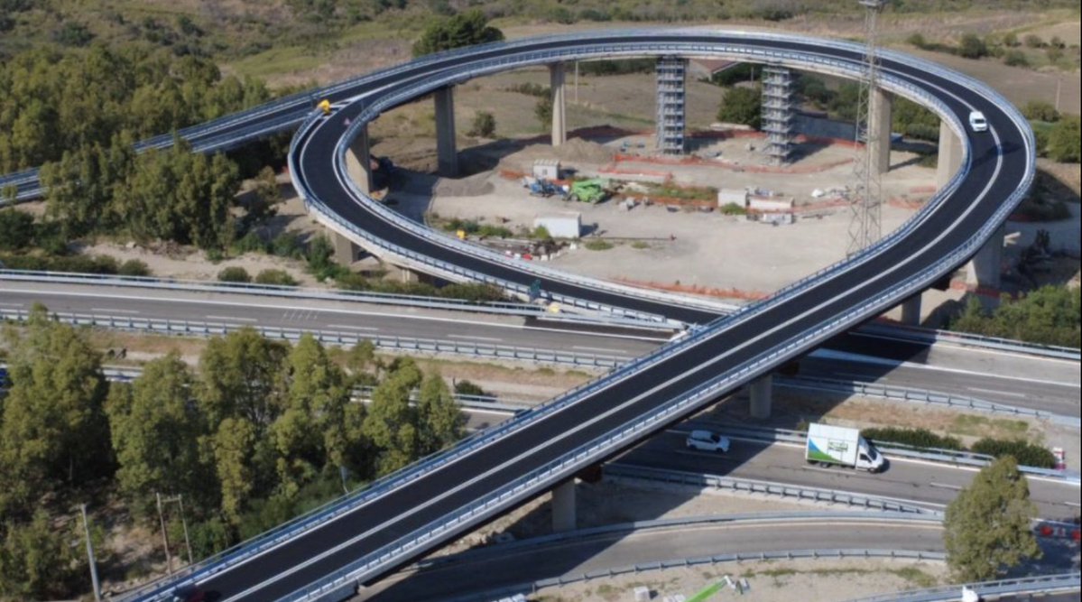 𝐒𝐨𝐧𝐨 𝟐𝟑 𝐢 𝐜𝐚𝐧𝐭𝐢𝐞𝐫𝐢 𝐠𝐢𝐚̀ 𝐜𝐨𝐧𝐜𝐥𝐮𝐬𝐢 𝐥𝐮𝐧𝐠𝐨 𝐥’𝐚𝐮𝐭𝐨𝐬𝐭𝐫𝐚𝐝𝐚 𝐀𝟏𝟗 𝐏𝐚𝐥𝐞𝐫𝐦𝐨–𝐂𝐚𝐭𝐚𝐧𝐢𝐚, con chilometri di restringimenti e doppi sensi finalmente eliminati.
I disagi ci sono ancora, ed è giusto dirlo con onestà: 𝐩𝐫𝐢𝐦𝐚 𝐞𝐫𝐚𝐧𝐨