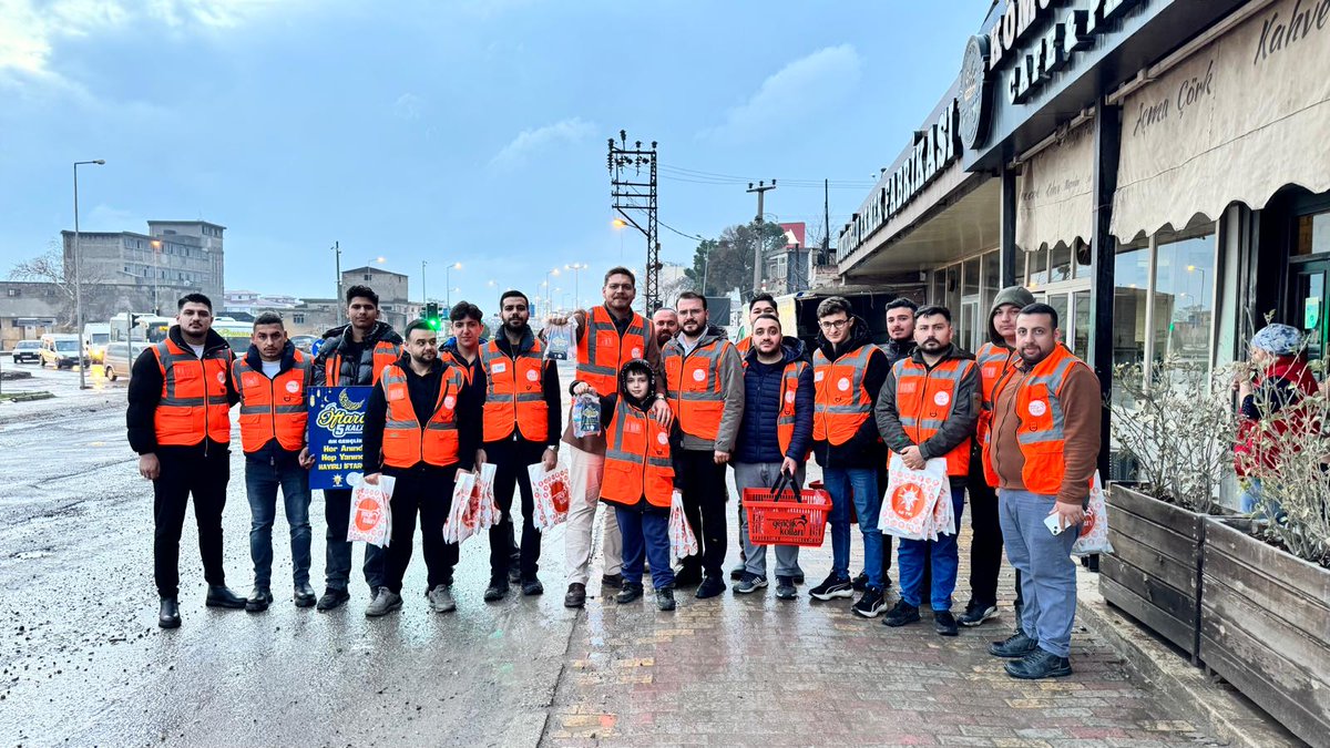 akgenclikkmaras's tweet photo. 📌 İftara 5️⃣ Kala | Dulkadiroğlu Namık Kemal Kavşağı 

İl Gençlik Kolları Başkanımız Furkan ÜNALDI, Dulkadiroğlu İlçe Gençlik Kolları Başkanımız Yunus Emre GÜNEŞ ve teşkilatımız ile birlikte Ramazan ayının bereketini hemşehrilerimizle paylaşmanın mutluluğunu yaşadık. https://t.co/8NqGXkZcsQ