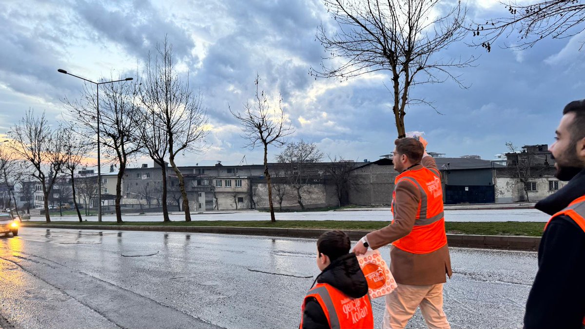 akgenclikkmaras's tweet photo. 📌 İftara 5️⃣ Kala | Dulkadiroğlu Namık Kemal Kavşağı 

İl Gençlik Kolları Başkanımız Furkan ÜNALDI, Dulkadiroğlu İlçe Gençlik Kolları Başkanımız Yunus Emre GÜNEŞ ve teşkilatımız ile birlikte Ramazan ayının bereketini hemşehrilerimizle paylaşmanın mutluluğunu yaşadık. https://t.co/8NqGXkZcsQ