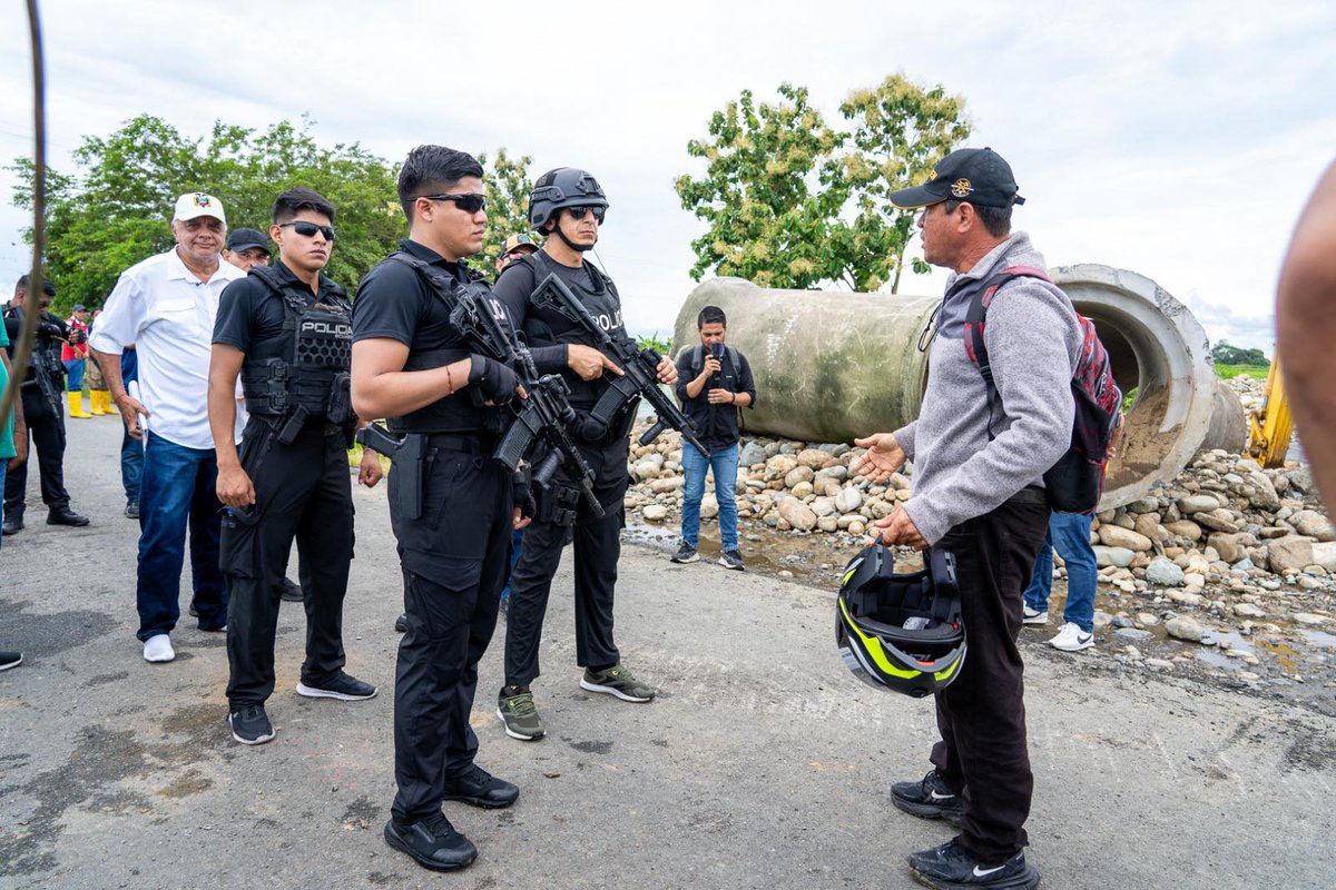UltimahoraE's tweet photo. El gobernador de Los Ríos, Galo Lara, se desconectó de la realidad. Ahora para hablar con él solo lo haces con policías al frente. Y usa a la policía para amarrarse los cordones de los zapatos. 

@DanielNoboaOk @mjpintoec https://t.co/cfA2UDufht