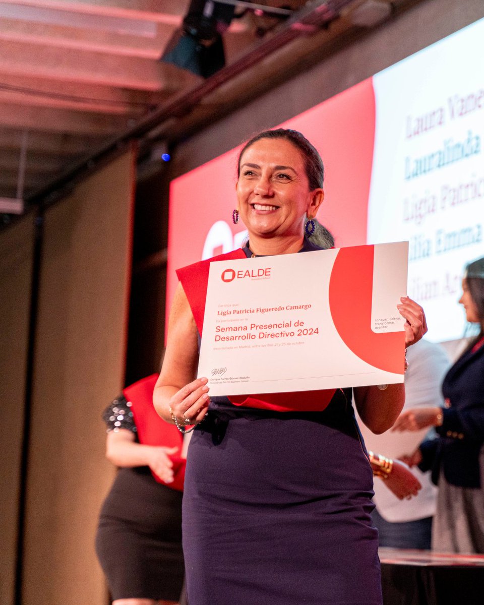 EALDEBS's tweet photo. 🧑‍🎓 El alumnado de nuestros programas está formado por profesionales senior, con alto potencial directivo y con ambición por seguir mejorando su impacto en el mundo empresarial.  

Detrás de cada uno de ellos, hay historias de crecimiento, adaptación al cambio, esfuerzo e ilusión.  En el último año, más de 3.000 alumnos han conseguido titularse y pasar al siguiente nivel de sus carreras profesionales y personales.  

¿Y si tú fueras el siguiente? Comprueba en este test de aptitud si cumples con el perfil para recibir una de nuestras becas: https://t.co/u21Fuv63pt EALDE. Executive Education to Build Yourself.