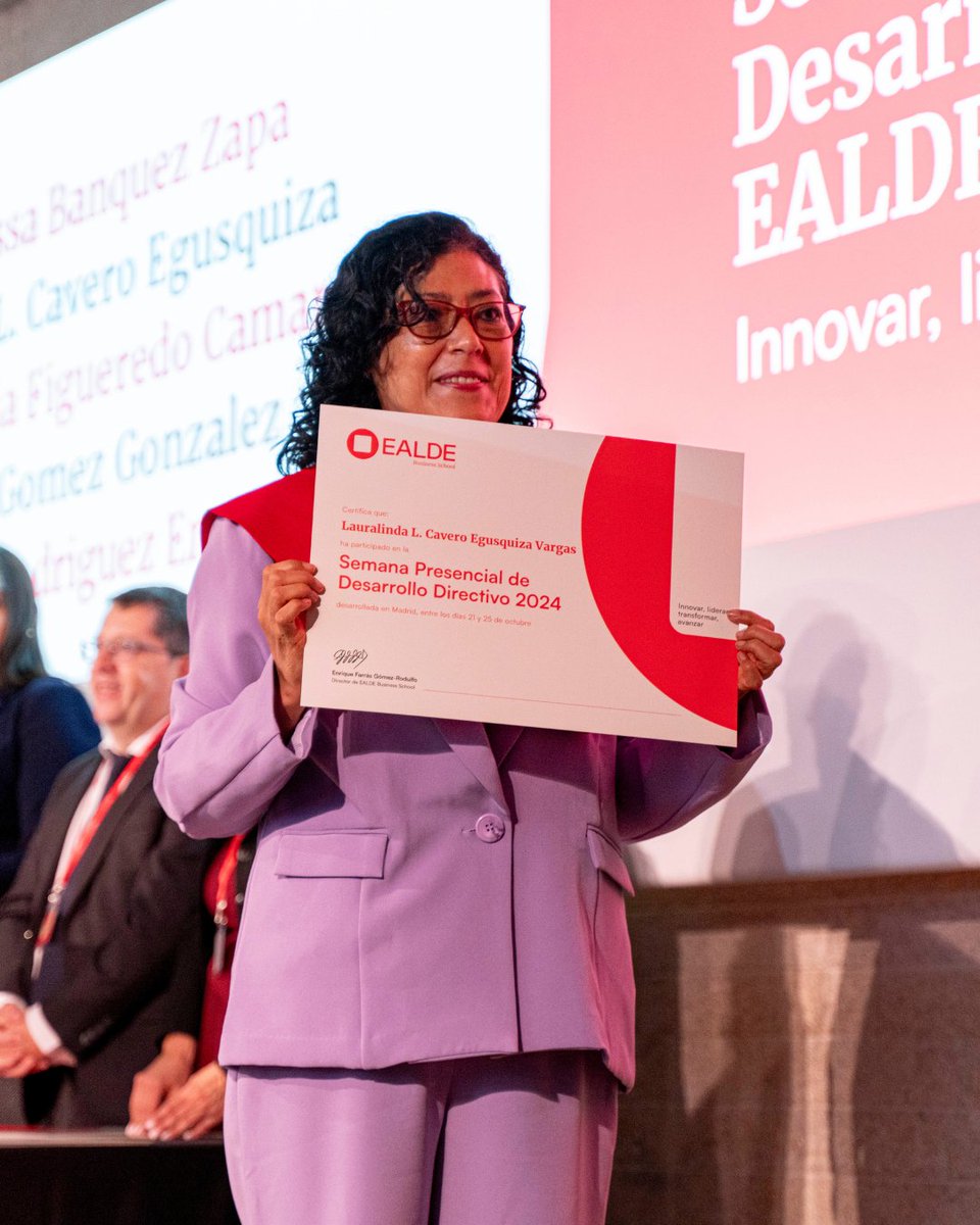 EALDEBS's tweet photo. 🧑‍🎓 El alumnado de nuestros programas está formado por profesionales senior, con alto potencial directivo y con ambición por seguir mejorando su impacto en el mundo empresarial.  

Detrás de cada uno de ellos, hay historias de crecimiento, adaptación al cambio, esfuerzo e ilusión.  En el último año, más de 3.000 alumnos han conseguido titularse y pasar al siguiente nivel de sus carreras profesionales y personales.  

¿Y si tú fueras el siguiente? Comprueba en este test de aptitud si cumples con el perfil para recibir una de nuestras becas: https://t.co/u21Fuv63pt EALDE. Executive Education to Build Yourself.
